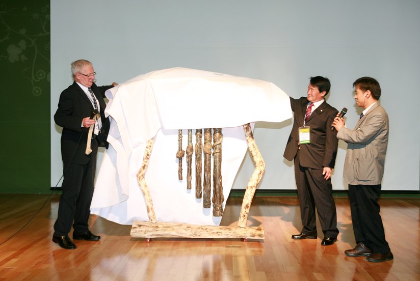 Jim Conory(left), the Peace Bells, the Mayor of Hwacheon, and Dr Han (right)